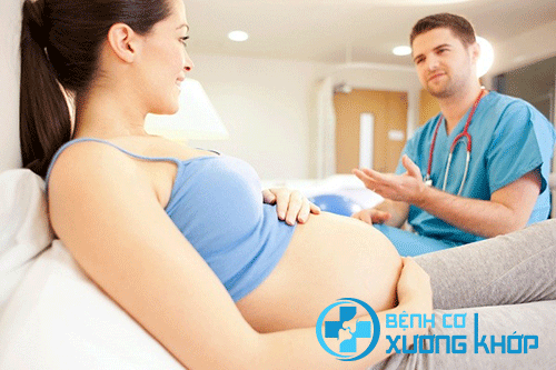 Bác sĩ hướng dẫn phụ nữ mang thai kiểm tra đái tháo đường thai kỳ