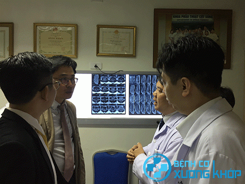 GS Han Jong Taek, TS Đinh Ngọc Sơn, TS Nguyễn Hoàng Long hội chẩn trước khi tiến hành phương pháp chữa bệnh lý cột sống bằng catheter Spinaut-E.